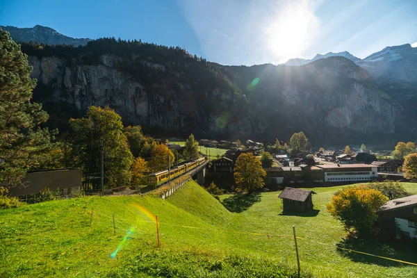 Prachtig herfstlandschap van het alpendorp Lauterbrunnen met beroemde kerk en Staubbach waterval. Locatie: Lauterbrunnen, Berner Oberland, Zwitserland, Europa. — Stockfoto