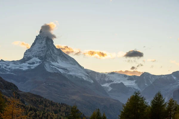 Güzel sonbahar manzaraları. İsviçre Alplerinde, Zermatt 'ta, İsviçre' de, Avrupa 'da inanılmaz bir gün batımı. Matterhorn 'un inanılmaz sonbahar manzarası - Stok İmaj