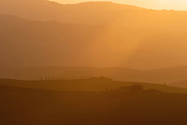 托斯卡纳令人惊奇的五彩缤纷的日落.意大利托斯卡纳的风景秀丽和典型的农村景观，欧洲. — 图库照片