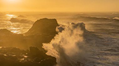 İzlanda, Dyrholaey Burnu 'ndan görüntü. Fırtınalı gün doğumu