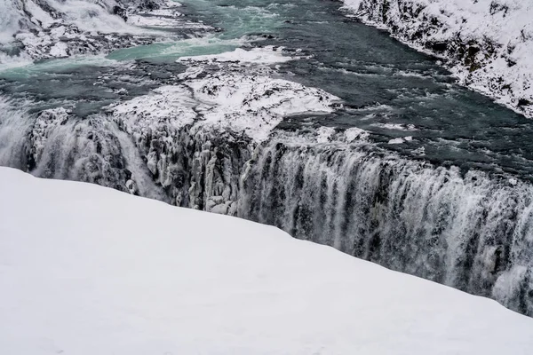 Πανοραμική θέα το καλοκαίρι του δημοφιλούς τουριστικού προορισμού - Gullfoss καταρράκτη. Απίστευτο χειμωνιάτικο σκηνικό της Ισλανδίας, της Ευρώπης. Ιστορικό ταξιδιωτικής έννοιας. — Φωτογραφία Αρχείου