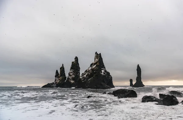 Basalt rotsformaties Troll tenen op zwart strand. bij storm Reynisdrangar, Vik, IJsland — Stockfoto