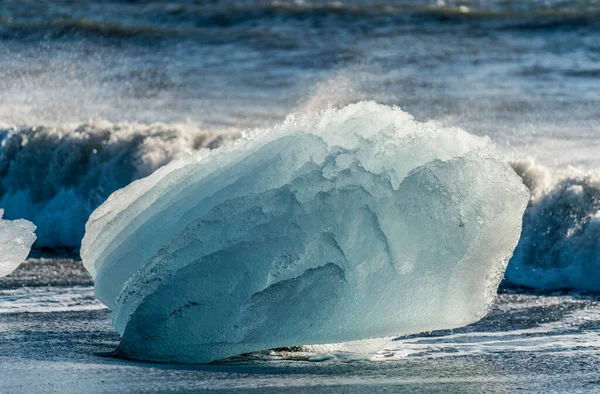 Frammento glaciale di ghiaccio sulla spiaggia nera di giorno, Jokulsarlon Islanda — Foto Stock
