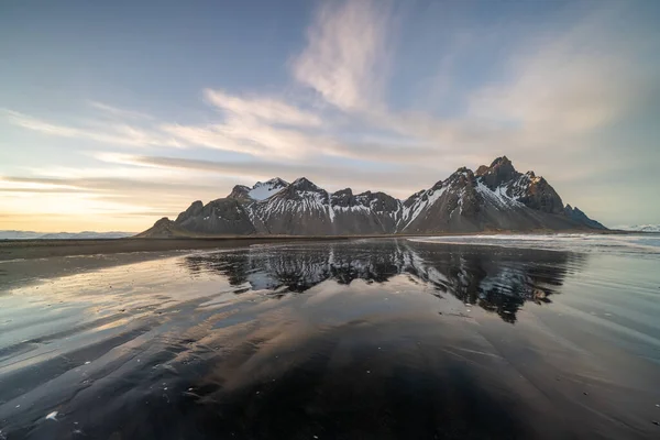 Coucher de soleil à Vestrahorn Mountain et Stokksnes beach. Vestrahorn est une attraction touristique populaire le long de la rocade dans l'est de l'Islande. — Photo