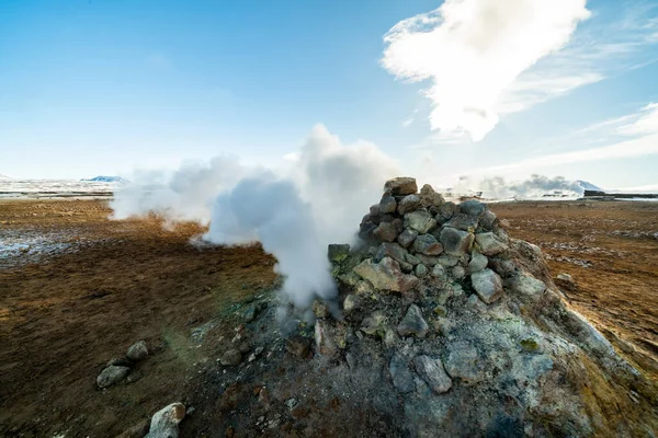 Namafjall Hverir geotermální oblast na Islandu. Ohromující krajina sirného údolí s kouřícími fumaroly a modrou oblačnou oblohou, cestovní zázemí, turistická atrakce — Stock fotografie