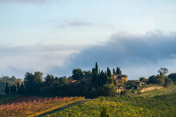 Esquema mágico de un valle brumoso en el paisaje de la mañana, el campo de la Toscana, Italia, Europa — Foto de Stock