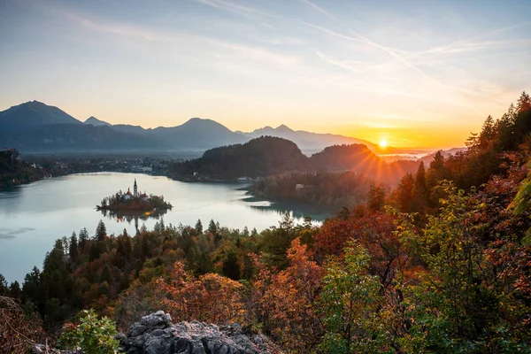 Das Schweigen der antiken Städte Europas. Morgenpanorama der Wallfahrtskirche Mariä Himmelfahrt. Aufregende Herbstszene des Bleder Sees, Julische Alpen, Slowenien, Europa. — Stockfoto