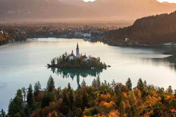 Európa ősi városainak csendje. Panorámás reggeli kilátás a zarándoklat templom Nagyboldogasszony. Izgalmas őszi jelenet a Bled-tónál, Julian Alpokban, Szlovéniában, Európában. — Stock Fotó