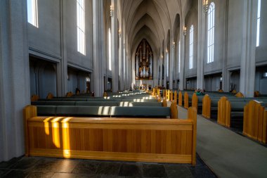 REYKJAVIK, ICELAND - 2 Nisan 2019 Uzun Sütunlar Organ Tavanı Hallgrimskirkja Büyük Lüterci Kilisesi Reykjavik İzlanda. İzlanda 'daki en büyük kilise ve en yüksek yapı..