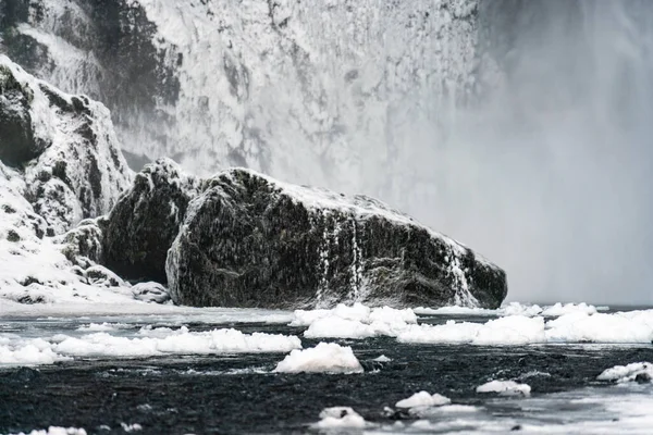 A famosa cachoeira Skogafoss no inverno ao nascer do sol. Um dos lugares mais populares da Islândia — Fotografia de Stock