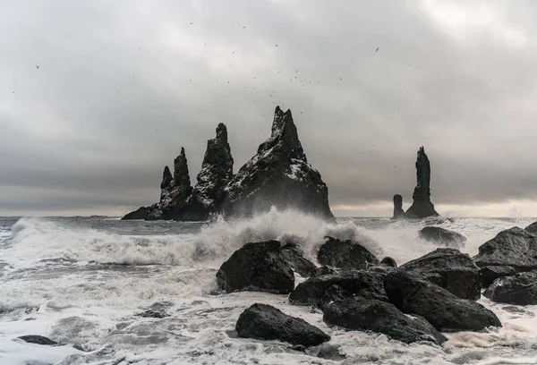 Formaciones de roca basáltica Dedos de Troll en la playa negra. en la tormenta Reynisdrangar, Vik, Islandia —  Fotos de Stock