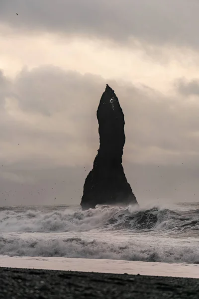 Basalt rotsformaties Troll tenen op zwart strand. bij storm Reynisdrangar, Vik, IJsland — Stockfoto