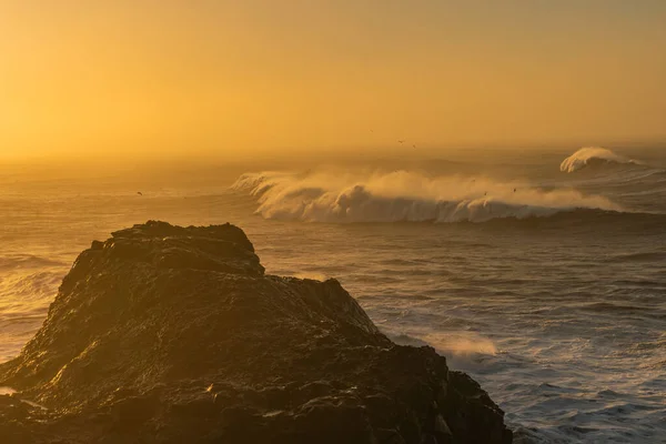 Vue depuis le cap Dyrholaey, Islande. Lever de soleil orageux — Photo