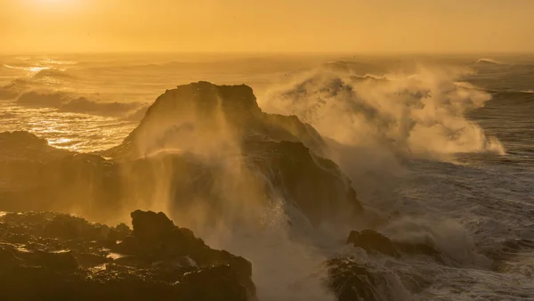 Blick vom Kap Dyrholaey, Island. Stürmischer Sonnenaufgang — Stockfoto