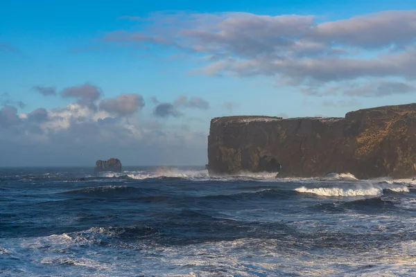 Utsikt från cape Dyrholaey, Island. Stormig soluppgång — Stockfoto