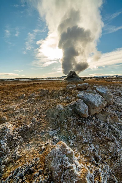 Geothermalgebiet Namafjall Hverir in Island. Atemberaubende Landschaft des Schwefeltals mit rauchenden Fumarolen und blauem bewölkten Himmel, Reisehintergrund, Touristenattraktion — Stockfoto