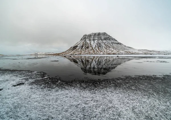 Pôr do sol e reflexões sobre a bela montanha Kirkjufell, Península de Snaefellsness, Islândia — Fotografia de Stock