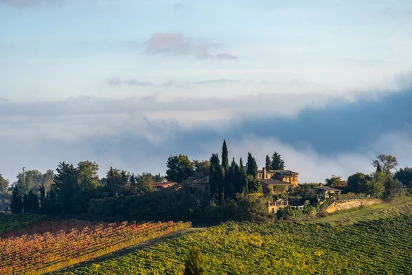 Magical outline of a misty valley in the morning landscape, the countryside of Tuscany, Italy, Europe — Stock Photo, Image