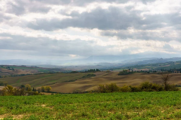 Paisaje natural soleado. Campos ondulados por la mañana, Toscana, Italia, Europa. — Foto de Stock