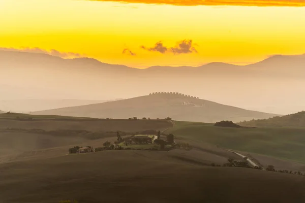 Fabuloso paisaje toscano con colinas y valles en la luz dorada de la mañana, Val dOrcia, Italia. — Foto de Stock