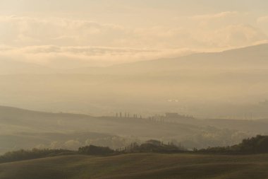Toskana kırsalında, sonbahar sabahının erken saatlerinde bir İtalyan manzarası. İtalya