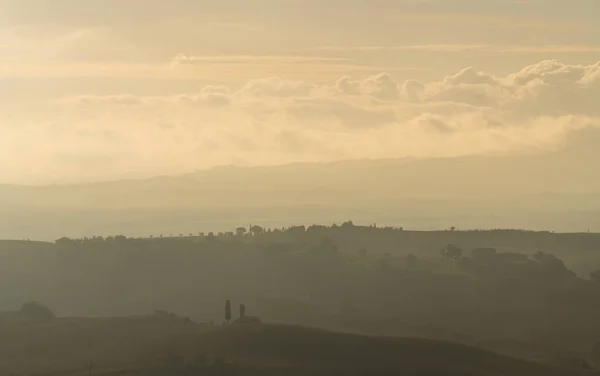 托斯卡纳乡村,一个意大利的风景在初秋的早晨.意大利 — 图库照片