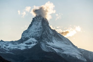 Güzel sonbahar manzaraları. İsviçre Alplerinde, Zermatt 'ta, İsviçre' de, Avrupa 'da inanılmaz bir gün batımı. Matterhorn 'un inanılmaz sonbahar manzarası