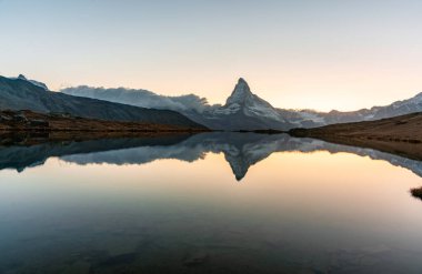 Arka planda Matterhorn Cervino Tepesi olan Stellisee Gölü 'nün panoramik akşam manzarası. İsviçre Alpleri, Zermatt Tatil Köyü, İsviçre, Avrupa 'nın etkileyici sonbahar sahnesi.