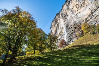 Lauterbrunnen Vadisi, Lauterbrunnen Köyü, Şelaleler ve İsviçre Alpleri 'ndeki Lauterbrunnen Duvarı.
