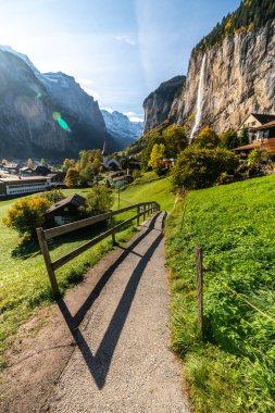 Ünlü kilisesi ve Staubbach şelalesi olan Alp Köyü Lauterbrunnen 'in muhteşem sonbahar manzarası. Konum: Lauterbrunnen Köyü, Berner Oberland, İsviçre, Avrupa.