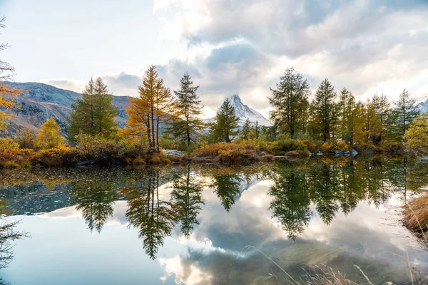 Splendida vista sulla guglia del Cervino. Località lago Grindjisee, picco Cervino, Alpi svizzere, Svizzera, Europa. Immagine di attrazione turistica popolare. Carta da parati foto. Scopri la bellezza della terra. — Foto Stock