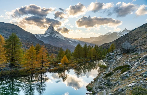 Geweldig uitzicht op Matterhorn torenspits. Ligging plaats Grindjisee meer, Cervino piek, Zwitserse Alpen, Zwitserland, Europa. Afbeelding van populaire toeristische attractie. Foto behang. Ontdek de schoonheid van de aarde. — Stockfoto