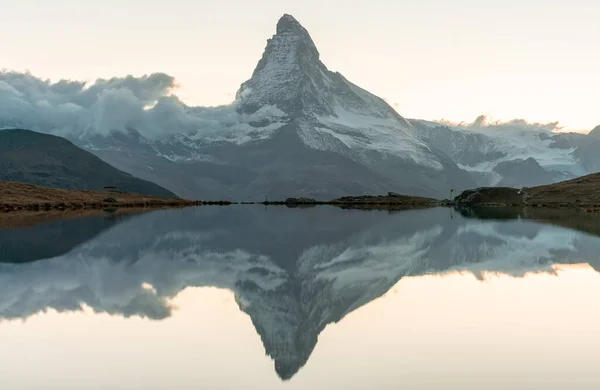 Arka planda Matterhorn Cervino Tepesi olan Stellisee Gölü 'nün panoramik akşam manzarası. İsviçre Alpleri, Zermatt Tatil Köyü, İsviçre, Avrupa 'nın etkileyici sonbahar sahnesi.