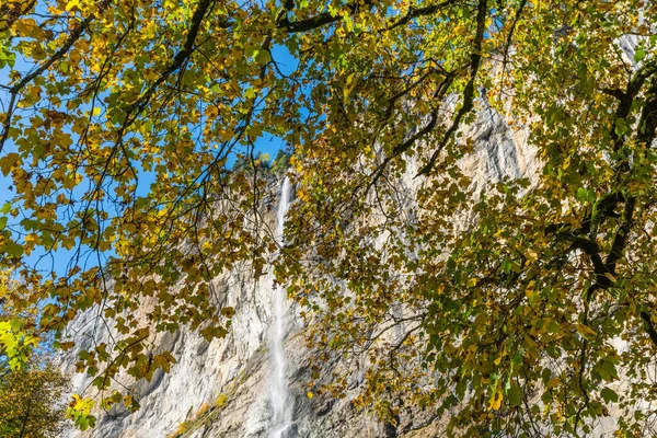 El valle de Lauterbrunnen, pueblo de Lauterbrunnen, cascadas y la muralla de Lauterbrunnen en los Alpes suizos, Suiza —  Fotos de Stock