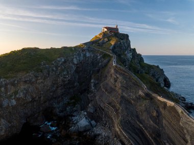 Adanın ve Gaztelugatxe tapınağının havadan görüntüsü. Kuzey İspanya Yazın