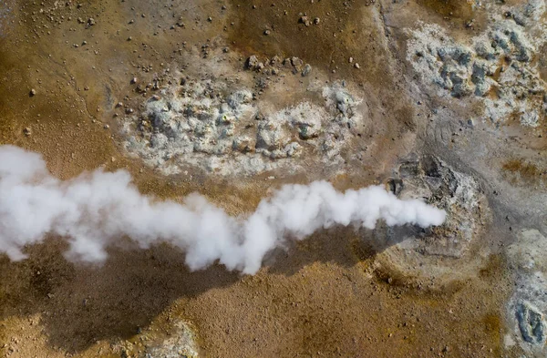Flygfoto över geotermiska källor på platsen för Hverir. Island tidigt på våren — Stockfoto