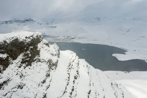 Vista aérea del nevado monte Kirkjufell a principios de la primavera en Islandia . —  Fotos de Stock
