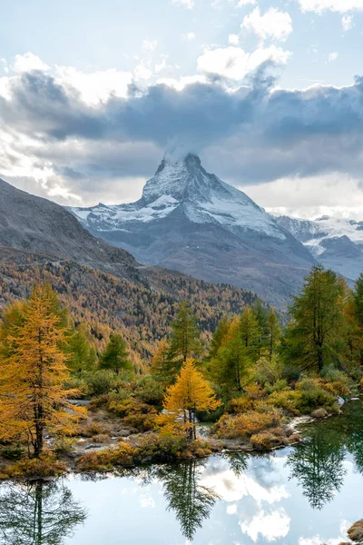 Geweldig uitzicht op Matterhorn torenspits. Ligging plaats Grindjisee meer, Cervino piek, Zwitserse Alpen, Zwitserland, Europa. Afbeelding van populaire toeristische attractie. Foto behang. Ontdek de schoonheid van de aarde. — Stockfoto