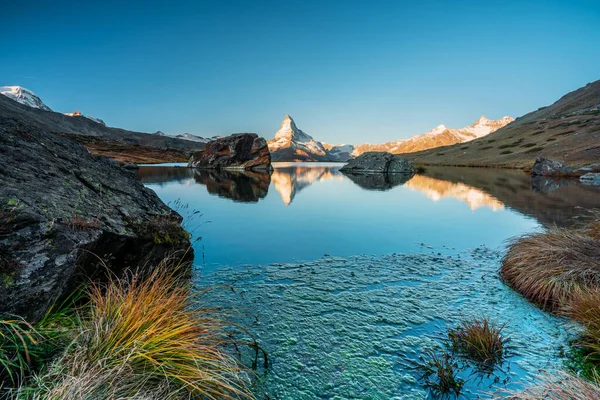 Vista panorâmica da manhã do Lago Stellisee com o pico Matterhorn Cervino no fundo. Cena de outono impressionante dos Alpes Suíços, Zermatt Resort, Suíça, Europa. — Fotografia de Stock