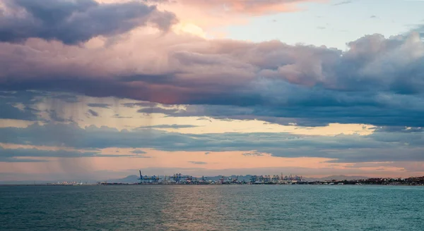 Een kleurrijke zonsondergang aan de Middellandse Zee met uitzicht op het gezellige Port Saplaya gebied in Valencia. Spanje — Stockfoto