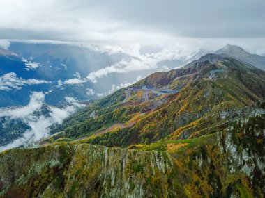 Rosa Khutor 'un kayak merkezindeki sonbahar dağlarının hava manzarası. Sochi ve Krasnaya Polyana.