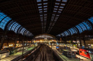 Hamburg Merkez İstasyonu 'nun mimari güzelliğini yazın alacakaranlıkta tecrübe edin. Canlı platformlar ve karmaşık tasarım sergiliyorsunuz..