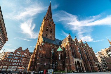 Hamburg 'daki Aziz Niklas Kilisesi' nin güzel yaz manzarası çarpıcı mimarisini ve canlı gökyüzünü gözler önüne seriyor..