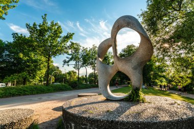 Hamburg 'da güneşli bir yaz gününde yemyeşil çimlerle çevrili büyüleyici bir açık hava heykeli..