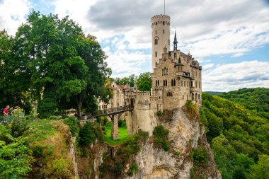 Yaz boyunca Almanya 'da engebeli kayalıklara tünemiş tarihi bir şatonun nefes kesici güzelliğini keşfedin..