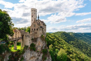 Güneşli bir yaz günü, yemyeşil ve dramatik gökyüzü ile çevrili Lichtenstein Kalesi 'nin nefes kesici güzelliğini keşfedin..