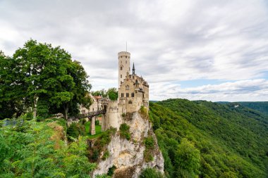 Lichtenstein Şatosu 'nu keşfedin. Yeşilliklerle çevrili bir uçurumun tepesine çarpıcı bir şekilde tünemiş. Mükemmel bir yaz kaçamağı..