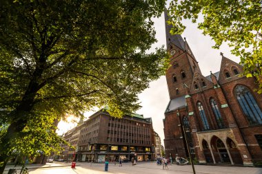 Yazın Hamburg 'un cazibesini deneyin, tarihi binalar ve yemyeşil alanlar, şehrin canlı ruhunu yakalayın..