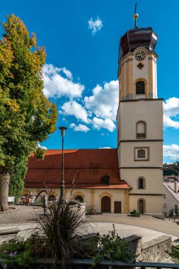 Schloss Sigmaringen 'in büyüleyici mimarisini ve mavi gökyüzünü gösteren güzel bir yaz fotoğrafı..