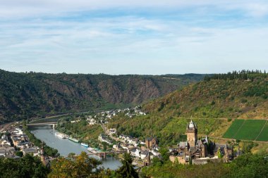 Moselle Nehri 'ne bakan Cochem Kalesi' nin ve Almanya 'daki yemyeşil tepelerin nefes kesici yaz manzarası seyahat ve turizm için mükemmel..